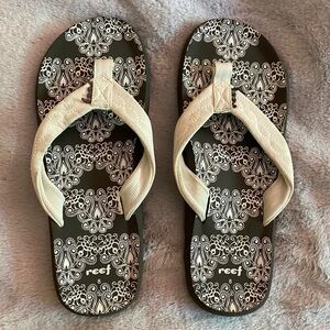 Reef flip flops, white and charcoal gray pattern, women's size 8
